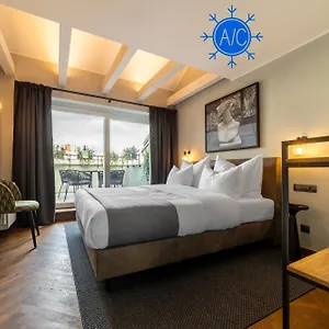 The Viaduct - & 4* Praag